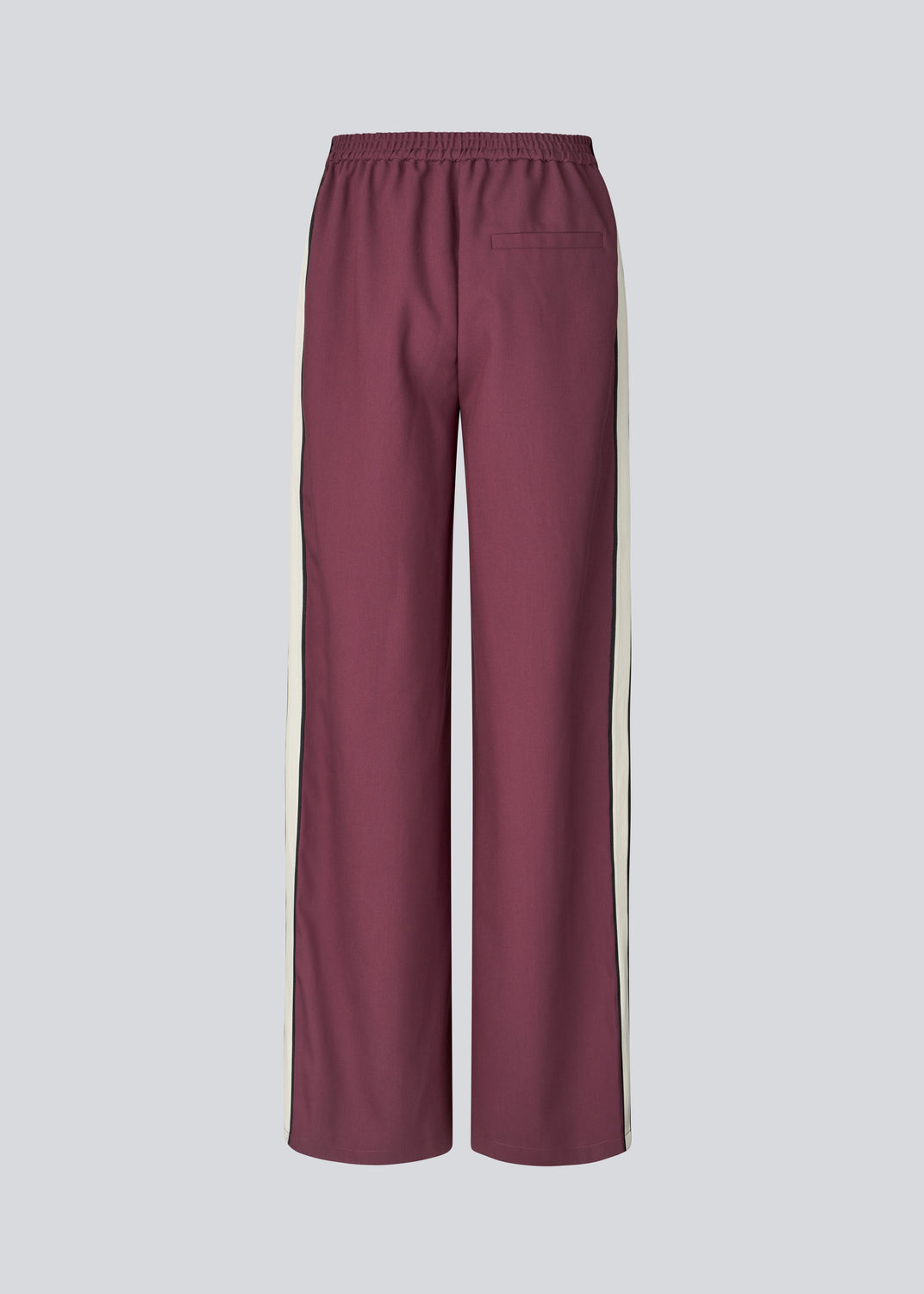 Komfortable bukser med moderne, sporty detaljer. VildarMD pants har stribe på siden og elastik i taljen bagtil, og giver et stilfuldt hverdagslook uden at gå på kompromis med komforten.