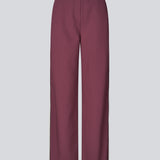 Komfortable bukser med moderne, sporty detaljer. VildarMD pants har stribe på siden og elastik i taljen bagtil, og giver et stilfuldt hverdagslook uden at gå på kompromis med komforten.