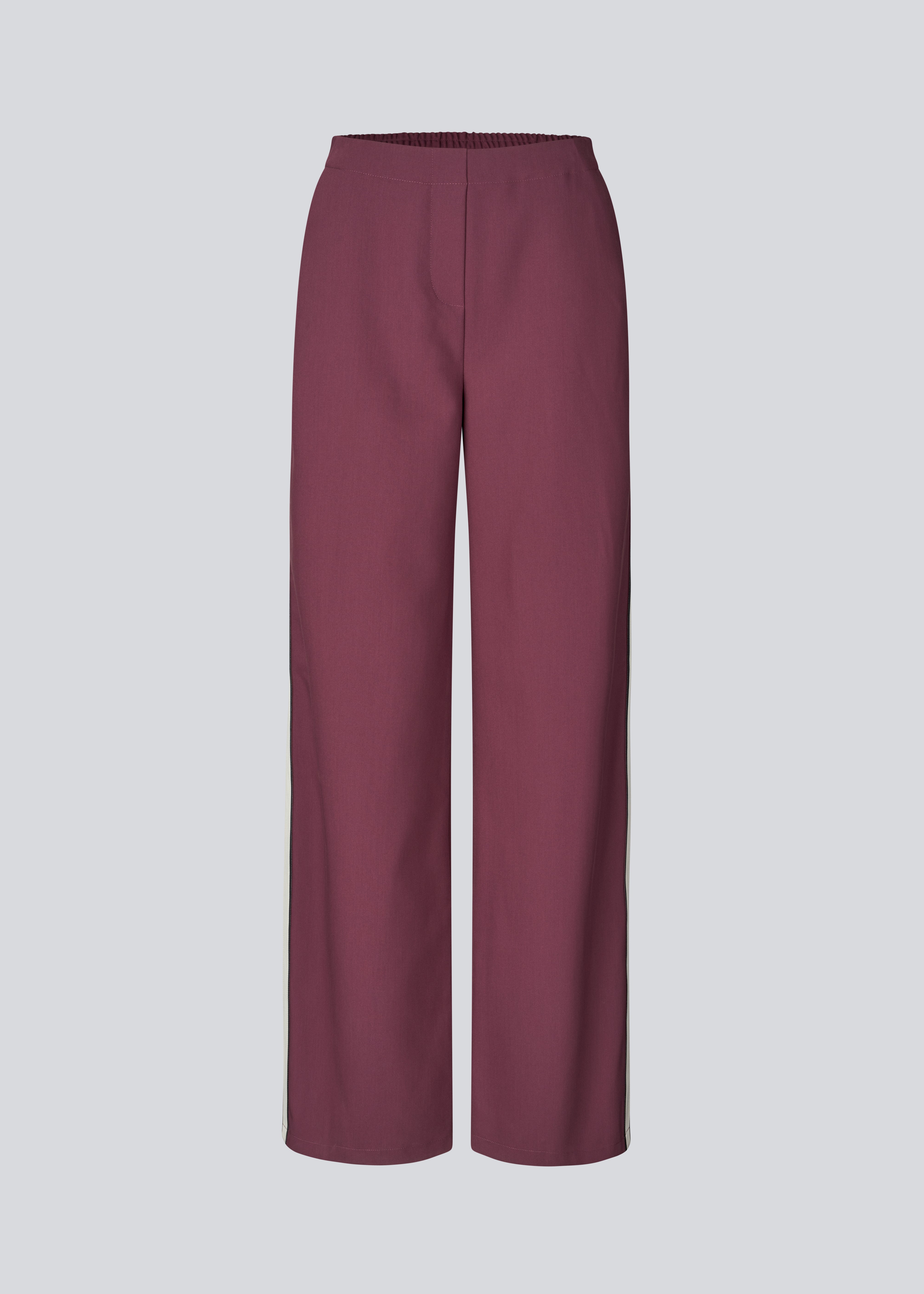 Komfortable bukser med moderne, sporty detaljer. VildarMD pants har stribe på siden og elastik i taljen bagtil, og giver et stilfuldt hverdagslook uden at gå på kompromis med komforten.
