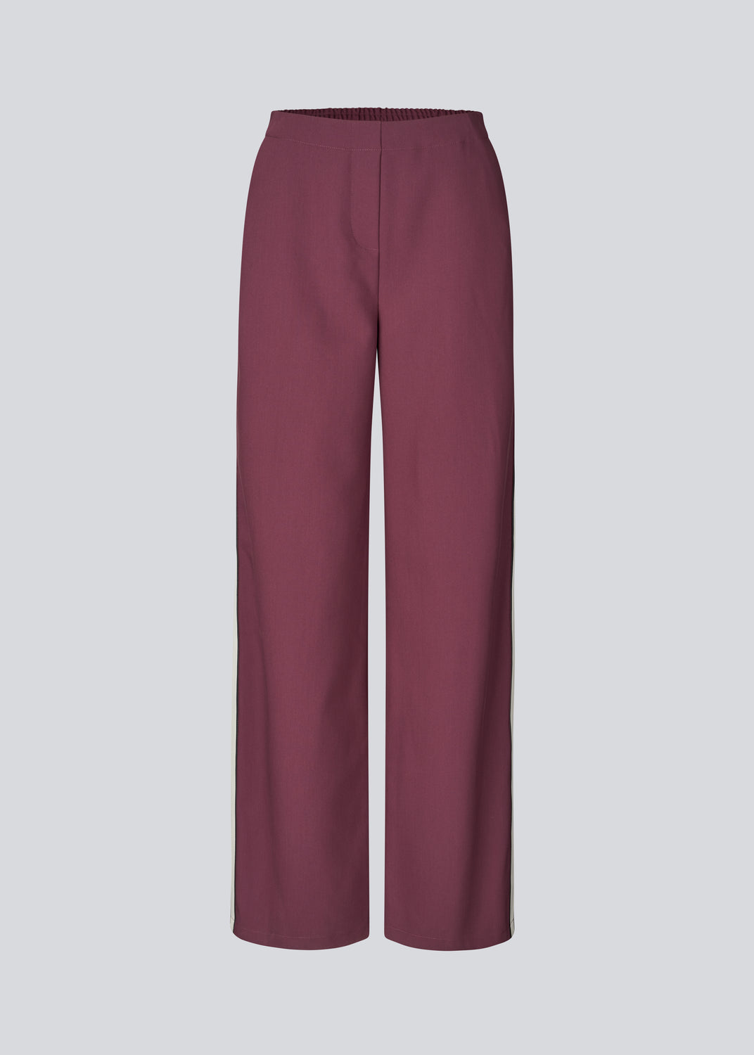 Komfortable bukser med moderne, sporty detaljer. VildarMD pants har stribe på siden og elastik i taljen bagtil, og giver et stilfuldt hverdagslook uden at gå på kompromis med komforten.