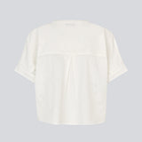Kortærmet skjorte-bluse i hvid med ensfarvet print. VilleminMD shirt har knappelukning, rund halsudskæring og opsmøg på ærmerne, og længden går til buksekanten. Et tidløst og elegant valg, der nemt kan styles både til hverdag og aften.