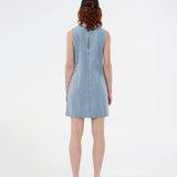 Lårkort kjole i bomuldsdenim. VilmerMD dress er figursyet, ærmeløs og rund i halsudskæringen med lynlåslukning på ryggen. En moderne og feminin kjole, der kombinerer casual denim med et sofistikeret snit.