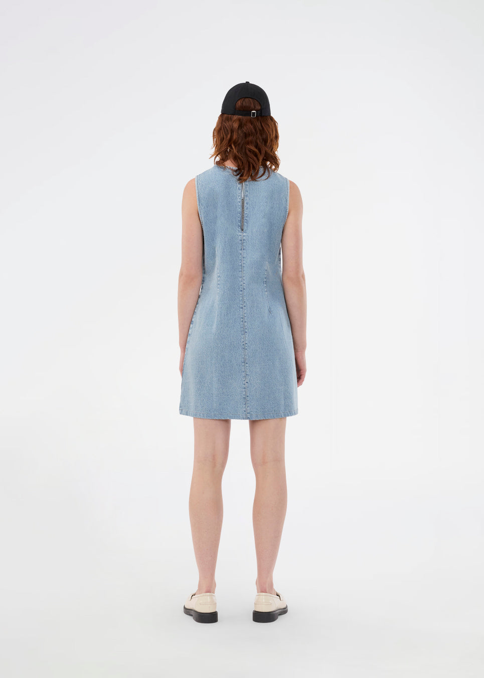 Lårkort kjole i bomuldsdenim. VilmerMD dress er figursyet, ærmeløs og rund i halsudskæringen med lynlåslukning på ryggen. En moderne og feminin kjole, der kombinerer casual denim med et sofistikeret snit.