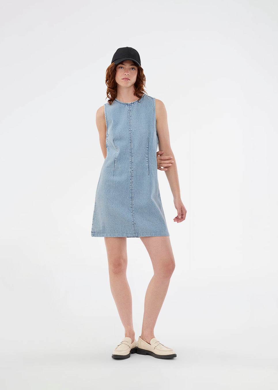 Lårkort kjole i bomuldsdenim. VilmerMD dress er figursyet, ærmeløs og rund i halsudskæringen med lynlåslukning på ryggen. En moderne og feminin kjole, der kombinerer casual denim med et sofistikeret snit.