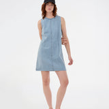Lårkort kjole i bomuldsdenim. VilmerMD dress er figursyet, ærmeløs og rund i halsudskæringen med lynlåslukning på ryggen. En moderne og feminin kjole, der kombinerer casual denim med et sofistikeret snit.