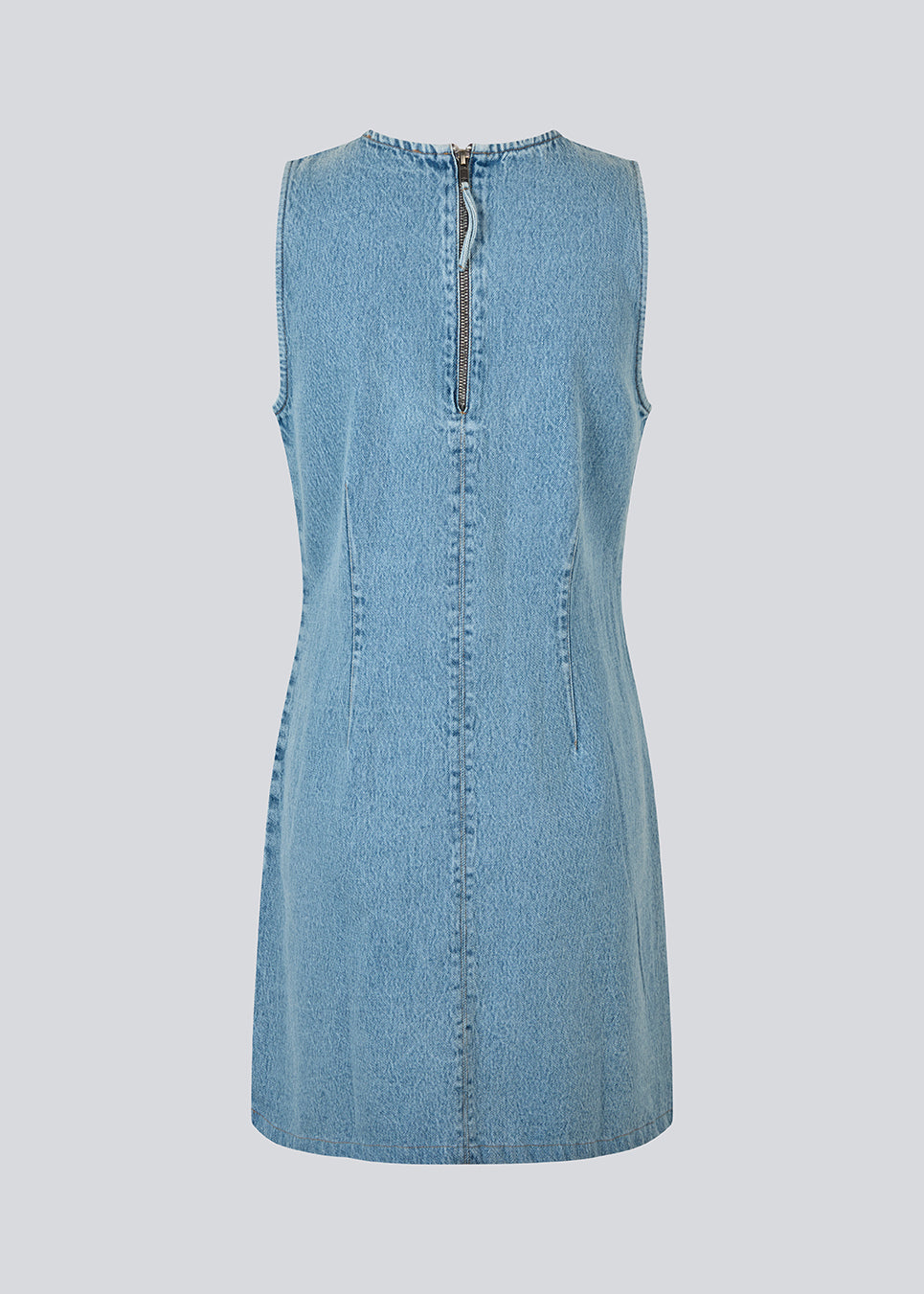 Lårkort kjole i bomuldsdenim. VilmerMD dress er figursyet, ærmeløs og rund i halsudskæringen med lynlåslukning på ryggen. En moderne og feminin kjole, der kombinerer casual denim med et sofistikeret snit.