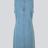 Lårkort kjole i bomuldsdenim. VilmerMD dress er figursyet, ærmeløs og rund i halsudskæringen med lynlåslukning på ryggen. En moderne og feminin kjole, der kombinerer casual denim med et sofistikeret snit.