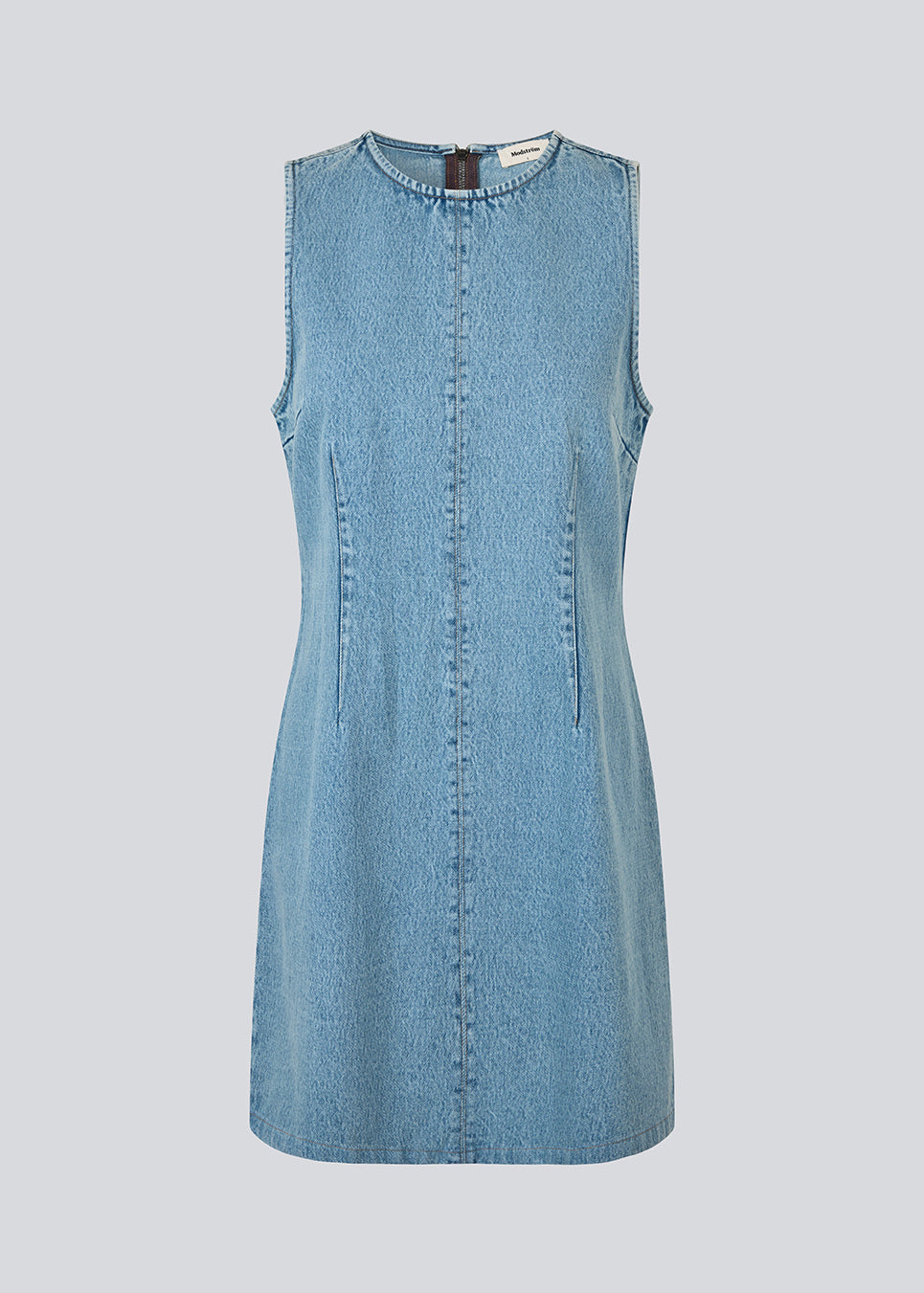 Lårkort kjole i bomuldsdenim. VilmerMD dress er figursyet, ærmeløs og rund i halsudskæringen med lynlåslukning på ryggen. En moderne og feminin kjole, der kombinerer casual denim med et sofistikeret snit.