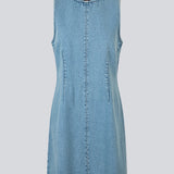 Lårkort kjole i bomuldsdenim. VilmerMD dress er figursyet, ærmeløs og rund i halsudskæringen med lynlåslukning på ryggen. En moderne og feminin kjole, der kombinerer casual denim med et sofistikeret snit.