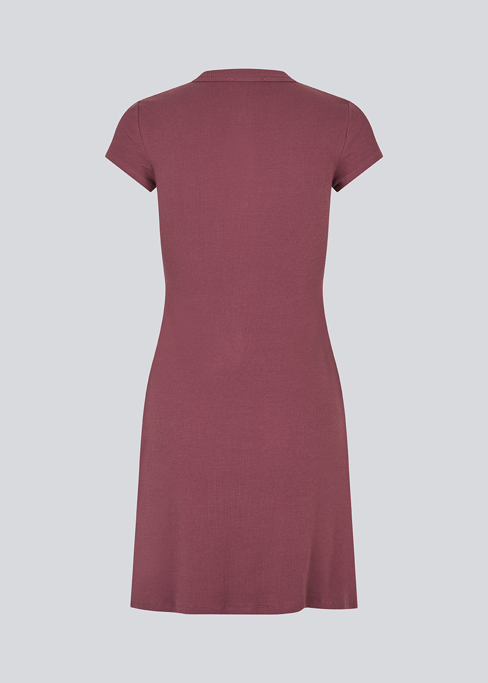 Ribbed t-shirt-kjole med knapper fortil. VilsonMD dress har korte ærmer, er figursyet og lårkort. En moderne og feminin kjole, der kombinerer klassiske detaljer med et tidløst, elegant look.
 