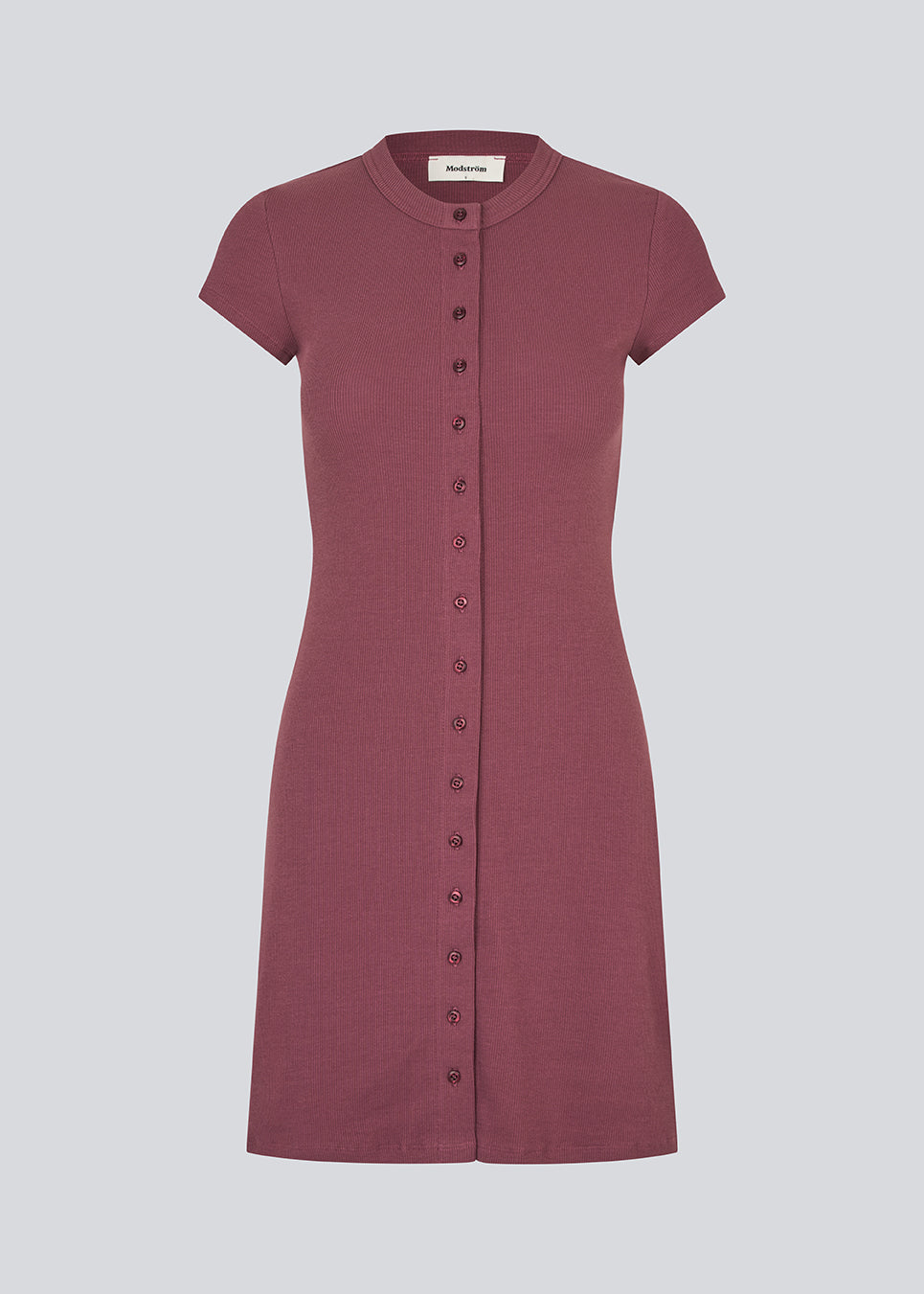 Ribbed t-shirt-kjole med knapper fortil. VilsonMD dress har korte ærmer, er figursyet og lårkort. En moderne og feminin kjole, der kombinerer klassiske detaljer med et tidløst, elegant look.
 