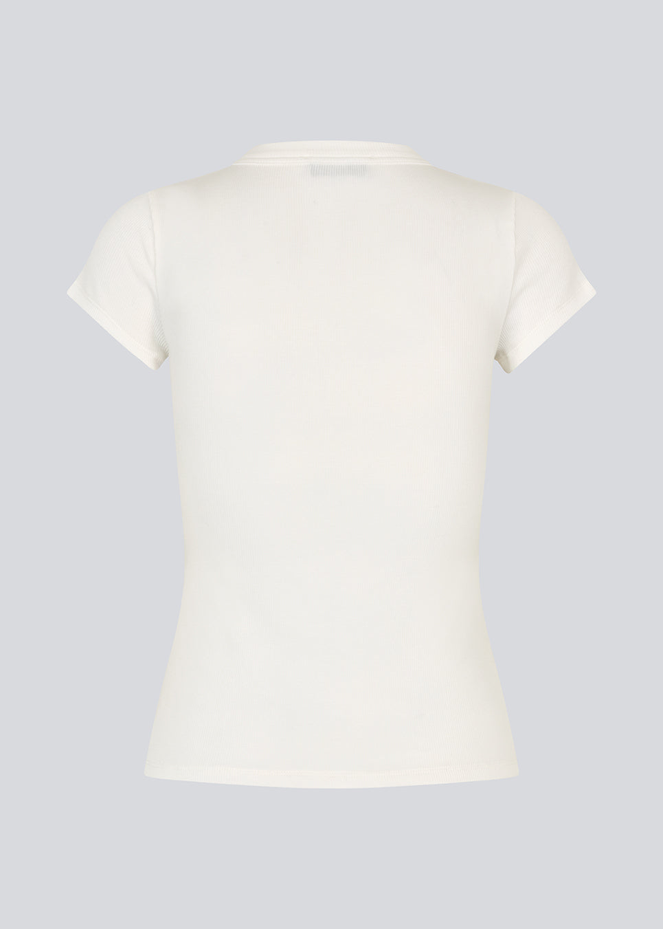 Ribbed hvid t-shirt med knapper fortil. VilsonMD t-shirt har korte ærmer, er figursyet og går til hoften. En moderne og feminin t-shirt, der kombinerer klassiske detaljer med et tidløst, elegant look.