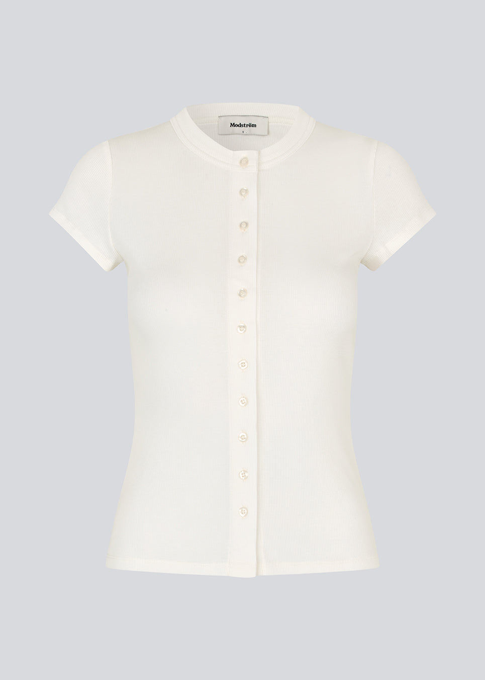 Ribbed hvid t-shirt med knapper fortil. VilsonMD t-shirt har korte ærmer, er figursyet og går til hoften. En moderne og feminin t-shirt, der kombinerer klassiske detaljer med et tidløst, elegant look.