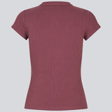 Ribbed t-shirt med knapper fortil. VilsonMD t-shirt har korte ærmer, er figursyet og går til hoften. En moderne og feminin t-shirt, der kombinerer klassiske detaljer med et tidløst, elegant look.