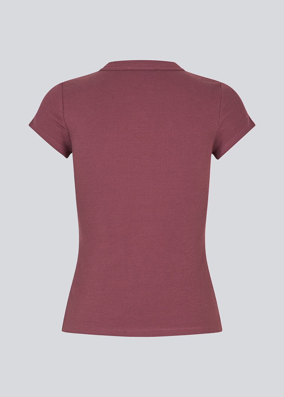 Ribbed t-shirt med knapper fortil. VilsonMD t-shirt har korte ærmer, er figursyet og går til hoften. En moderne og feminin t-shirt, der kombinerer klassiske detaljer med et tidløst, elegant look.