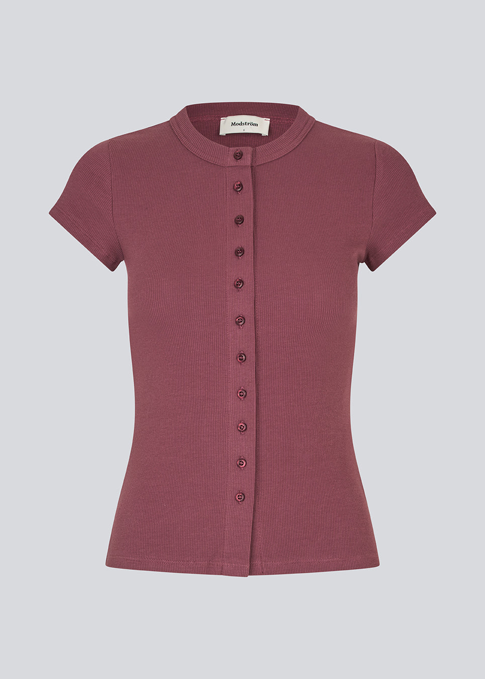 Ribbed t-shirt med knapper fortil. VilsonMD t-shirt har korte ærmer, er figursyet og går til hoften. En moderne og feminin t-shirt, der kombinerer klassiske detaljer med et tidløst, elegant look.