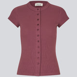 Ribbed t-shirt med knapper fortil. VilsonMD t-shirt har korte ærmer, er figursyet og går til hoften. En moderne og feminin t-shirt, der kombinerer klassiske detaljer med et tidløst, elegant look.