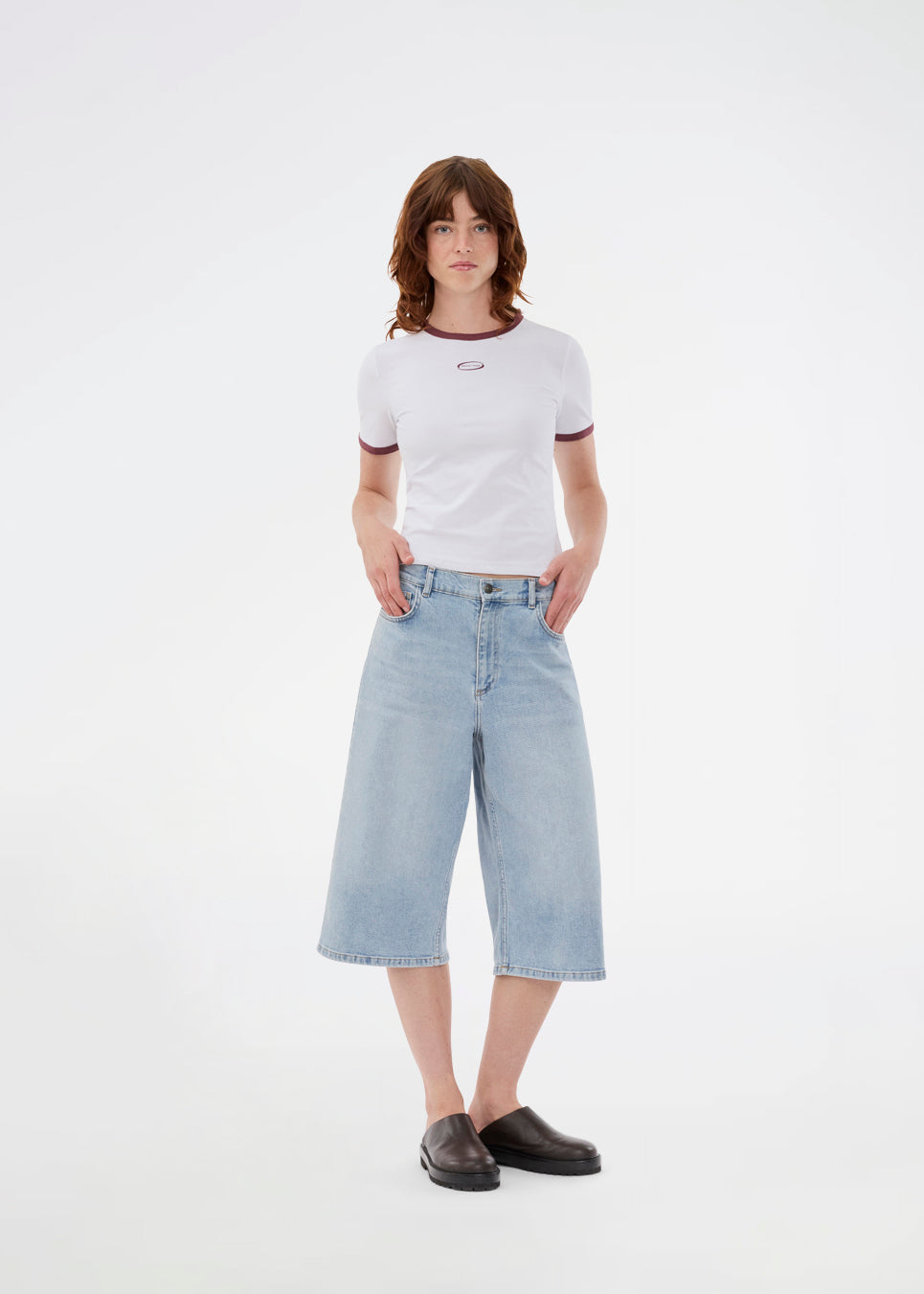 Cool og afslappede denimshorts i lys vask. Vitomd long shorts er designet med klassisk femlomme-design. Den løse pasform og knælange længde giver et trendy, ubesværet look.