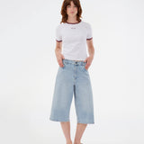 Cool og afslappede denimshorts i lys vask. Vitomd long shorts er designet med klassisk femlomme-design. Den løse pasform og knælange længde giver et trendy, ubesværet look.