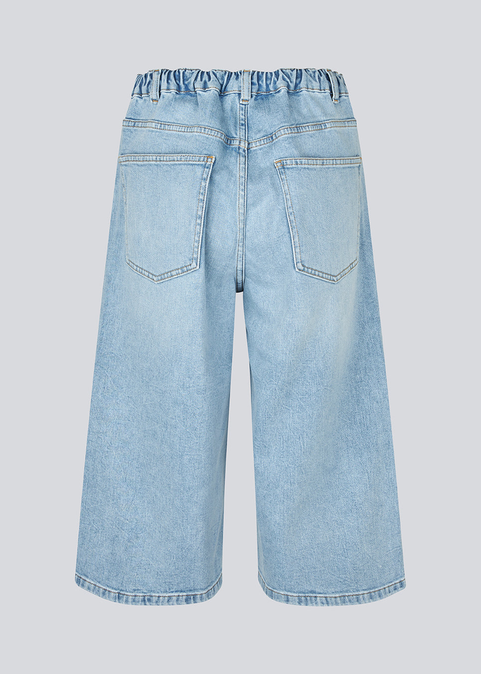Cool og afslappede denimshorts i lys vask. Vitomd long shorts er designet med klassisk femlomme-design. Den løse pasform og knælange længde giver et trendy, ubesværet look.