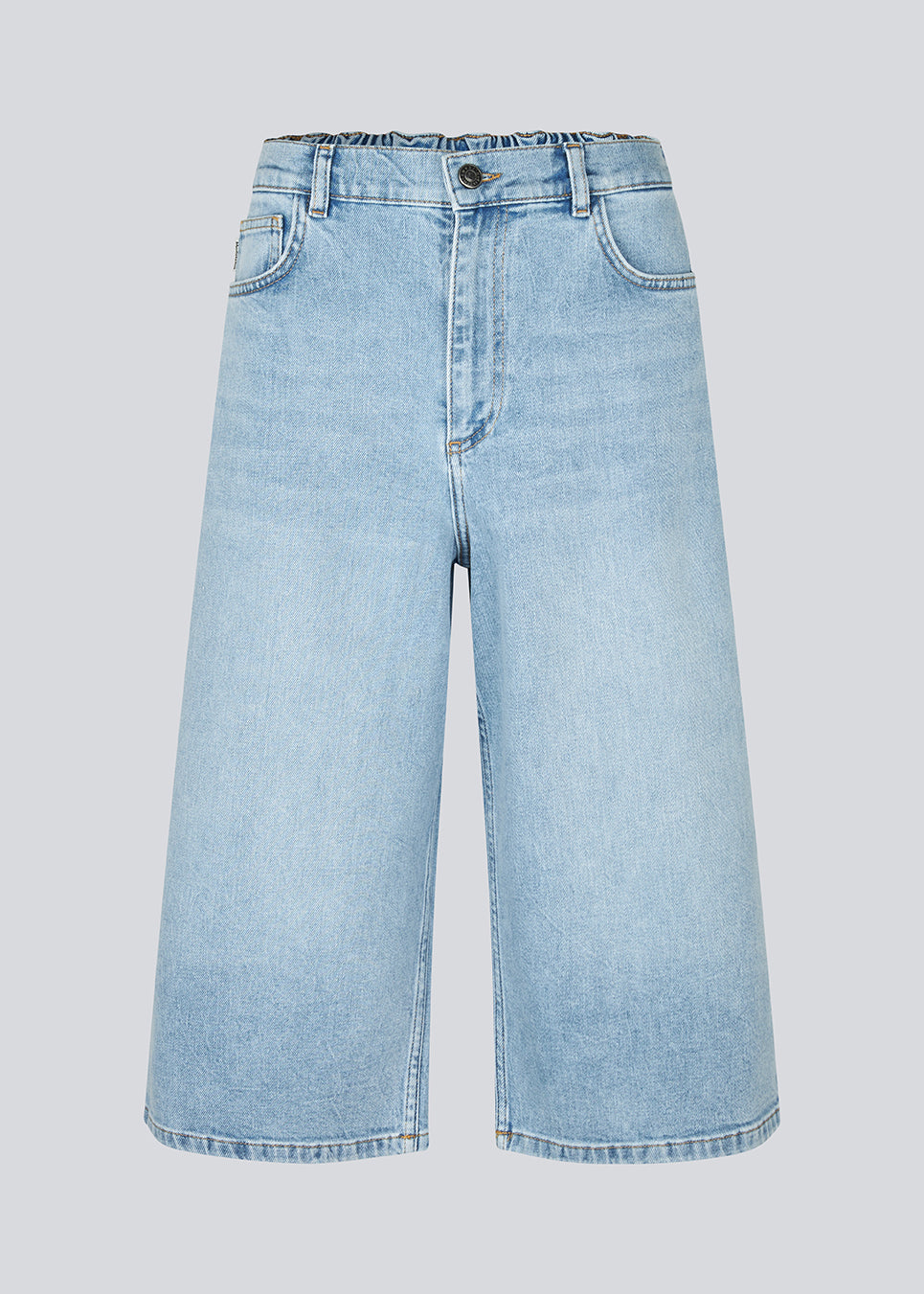 Cool og afslappede denimshorts i lys vask. Vitomd long shorts er designet med klassisk femlomme-design. Den løse pasform og knælange længde giver et trendy, ubesværet look.