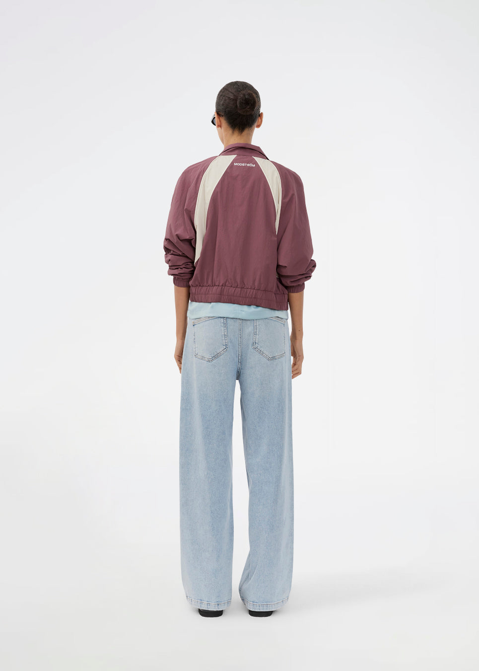 Tracksuit jakke i 100% genanvendt nylon. Volmermd jacket har kontrastpaneler, høj hals og lynlåslukning fortil.
