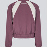 Tracksuit jakke i 100% genanvendt nylon. Volmermd jacket har kontrastpaneler, høj hals og lynlåslukning fortil.