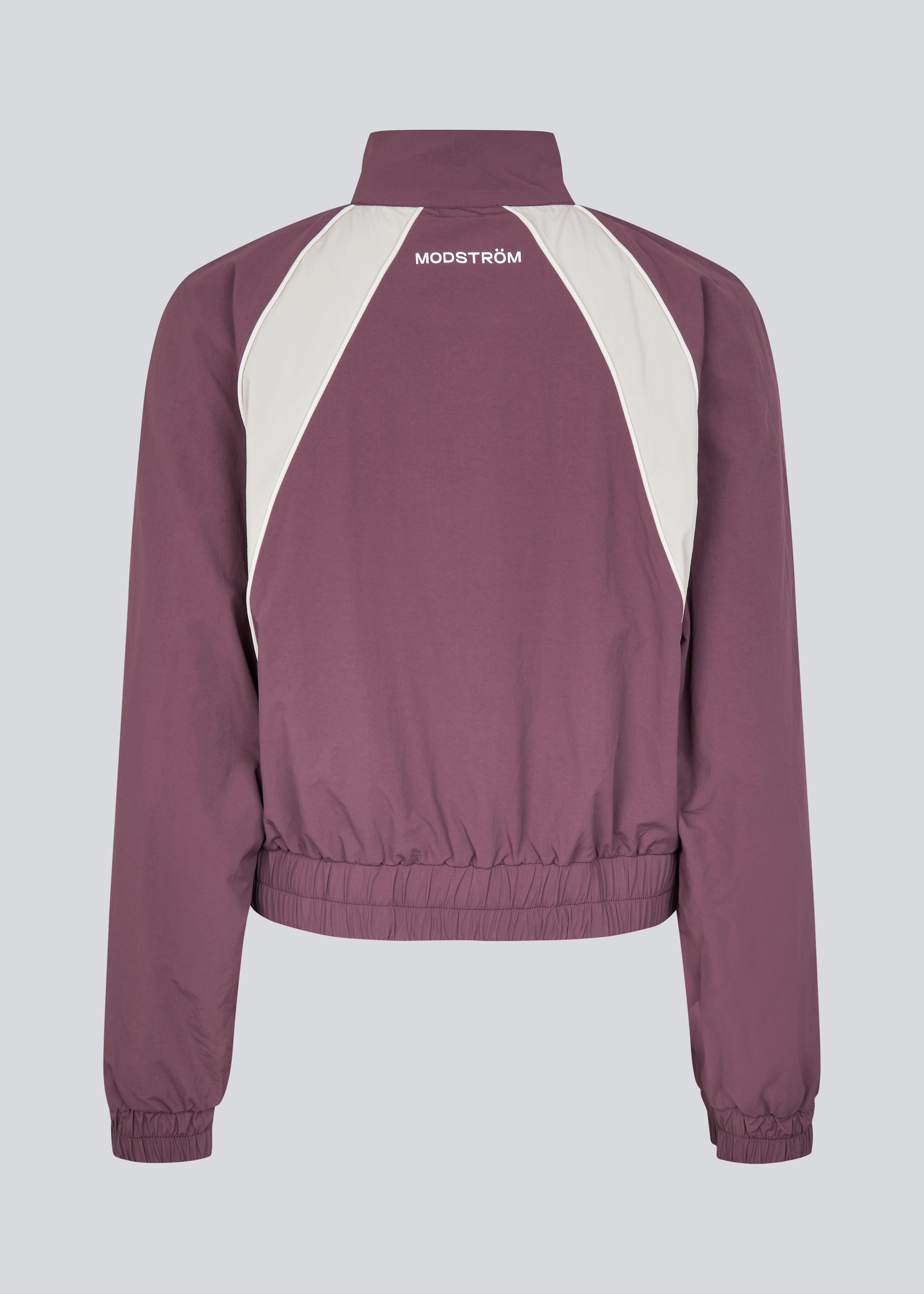 Tracksuit jakke i 100% genanvendt nylon. Volmermd jacket har kontrastpaneler, høj hals og lynlåslukning fortil.