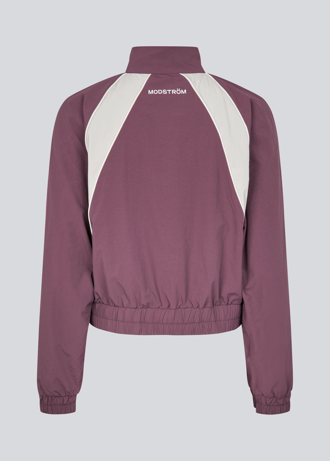 Tracksuit jakke i 100% genanvendt nylon. Volmermd jacket har kontrastpaneler, høj hals og lynlåslukning fortil.