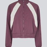Tracksuit jakke i 100% genanvendt nylon. Volmermd jacket har kontrastpaneler, høj hals og lynlåslukning fortil.