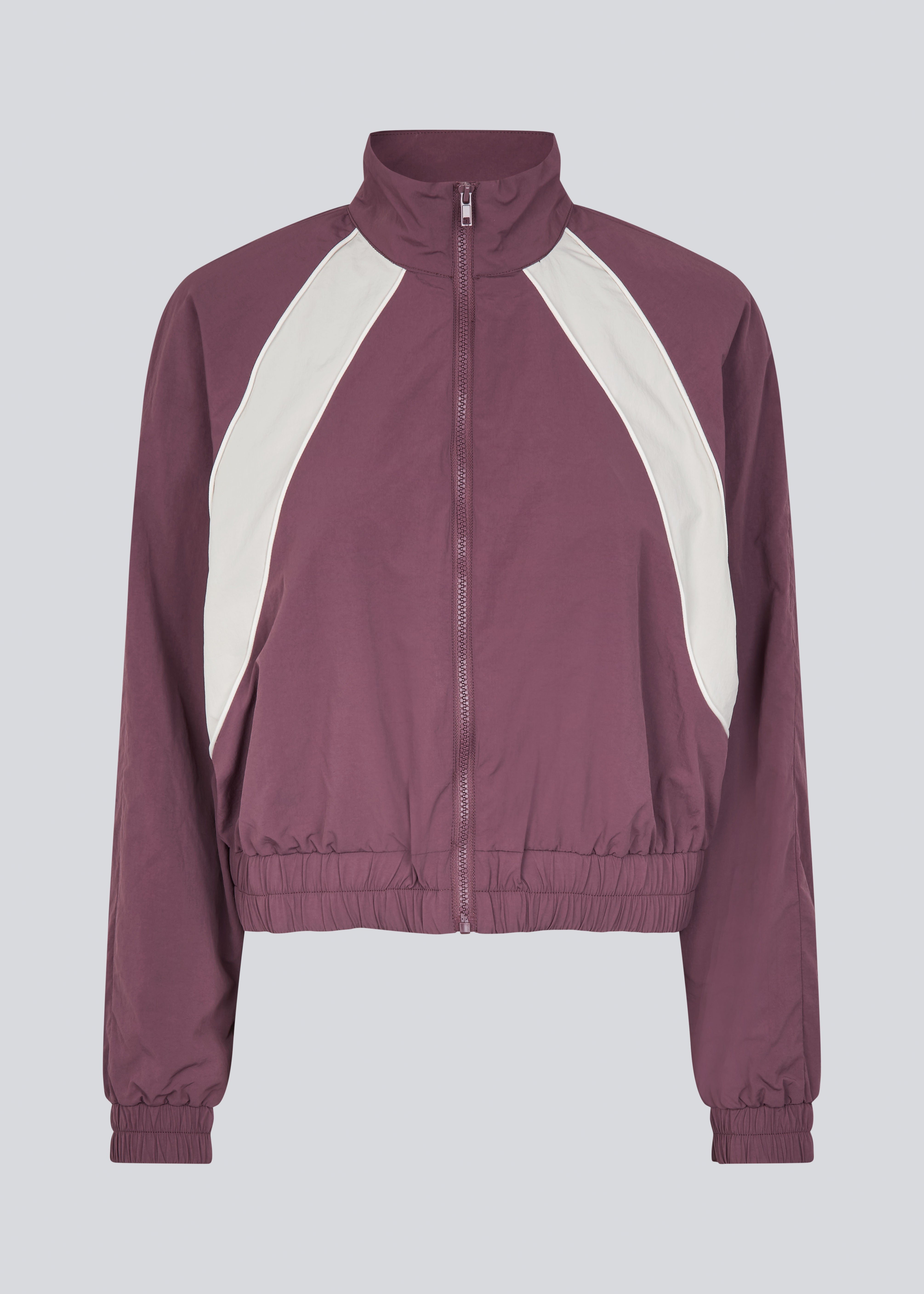 Tracksuit jakke i 100% genanvendt nylon. Volmermd jacket har kontrastpaneler, høj hals og lynlåslukning fortil.