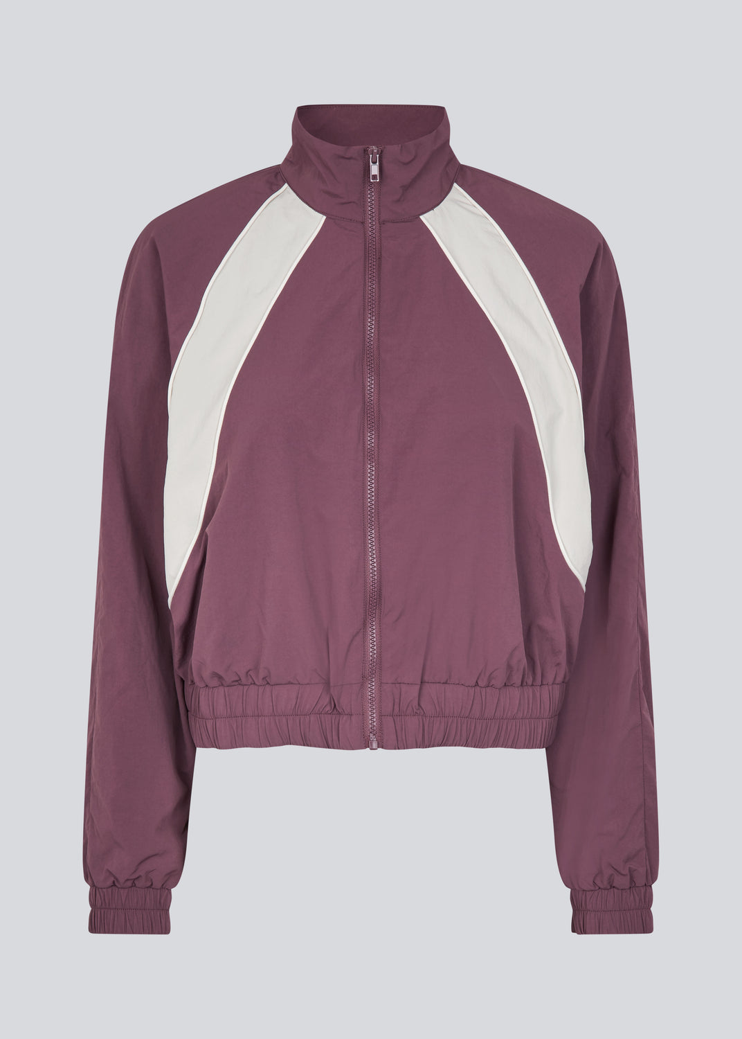 Tracksuit jakke i 100% genanvendt nylon. Volmermd jacket har kontrastpaneler, høj hals og lynlåslukning fortil.