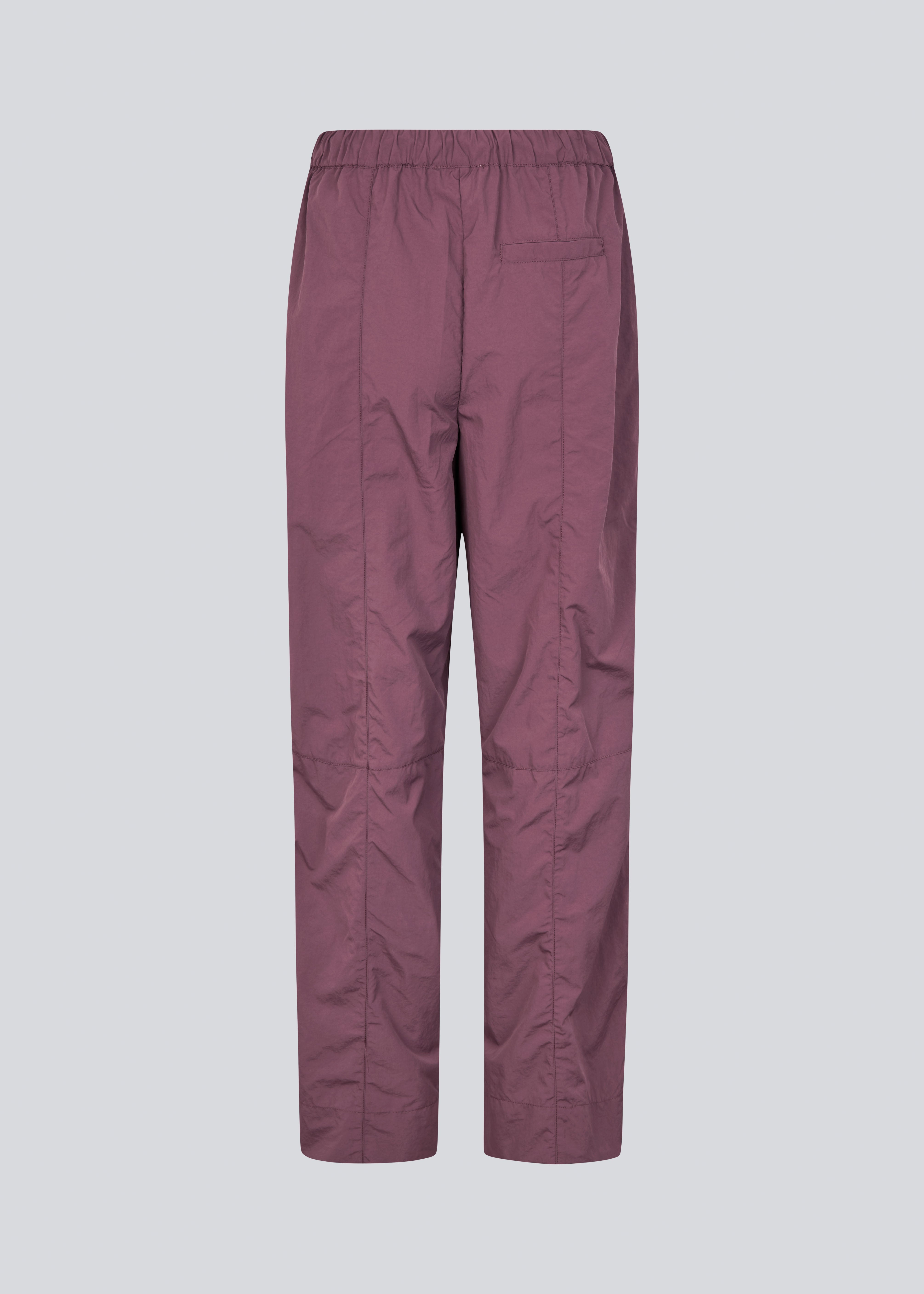 Tracksuit pants i 100% genanvendt nylon. Volmermd pants har piping lang sidesømmen samt cutline detaljer for et sporty look.