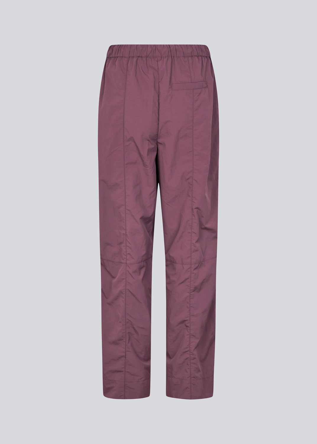 Tracksuit pants i 100% genanvendt nylon. Volmermd pants har piping lang sidesømmen samt cutline detaljer for et sporty look.