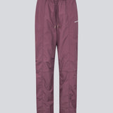 Tracksuit pants i 100% genanvendt nylon. Volmermd pants har piping lang sidesømmen samt cutline detaljer for et sporty look.