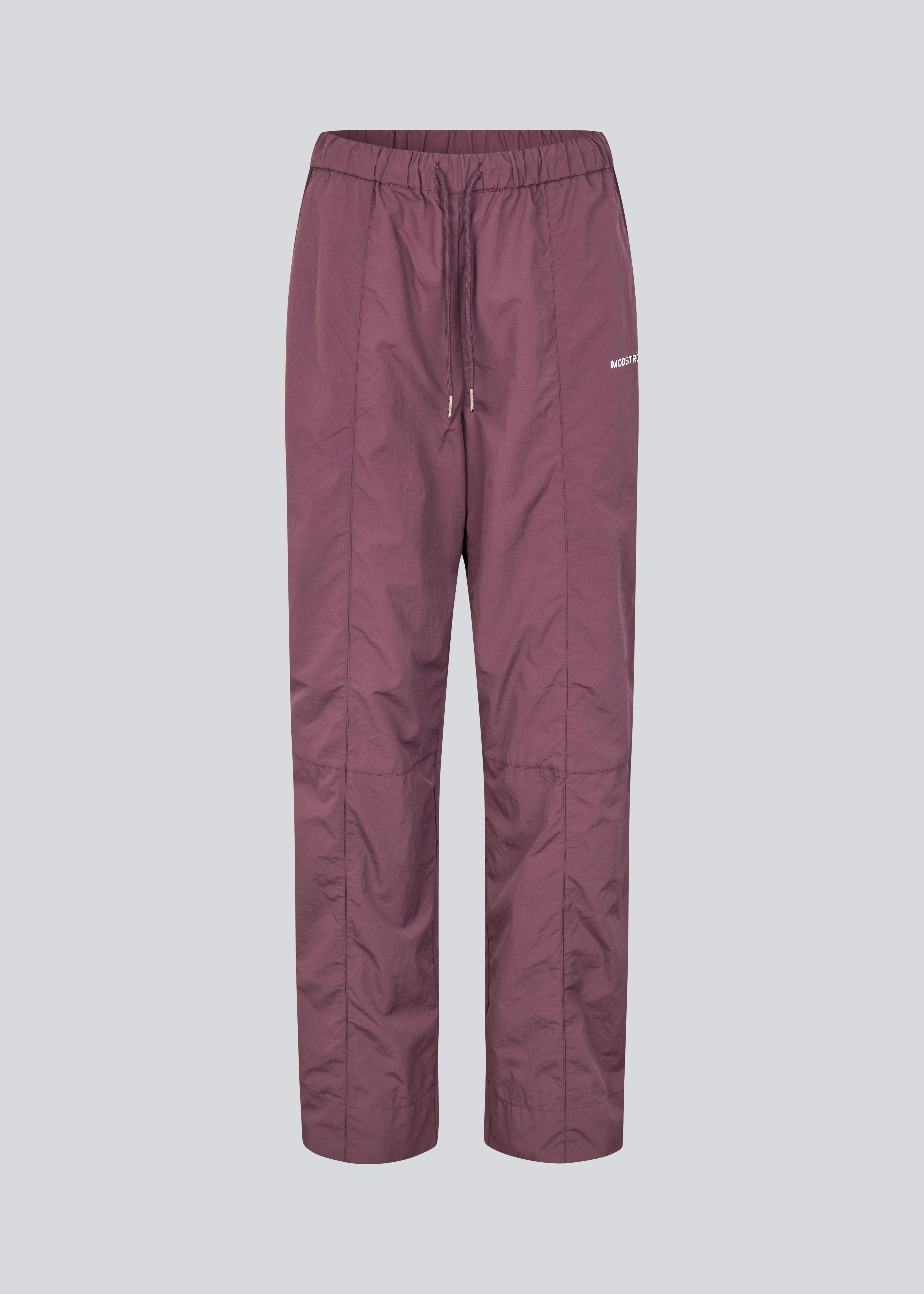 Tracksuit pants i 100% genanvendt nylon. Volmermd pants har piping lang sidesømmen samt cutline detaljer for et sporty look.