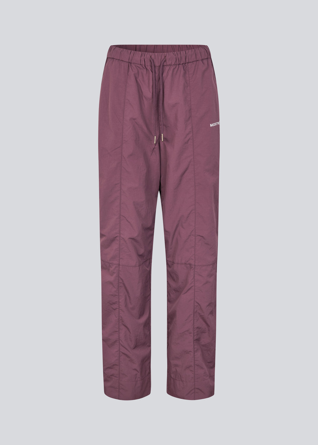 Tracksuit pants i 100% genanvendt nylon. Volmermd pants har piping lang sidesømmen samt cutline detaljer for et sporty look.