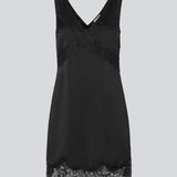 Kort sort satinkjole med blonde detaljer i bunden og over brystet. Vuemd Dress har brede stropper, krydsdetalje med blonder over brystet og en skjult lynlås i siden. En elegant og feminin style, der er perfekt til både hverdag og fest.