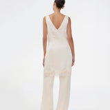 Kort hvid satin kjole med blonde detaljer. Vuemd Dress har brede stropper, krydsdetalje over brystet og en skjult lynlås i siden. En elegant og feminin style, der er perfekt til både hverdag og fest.