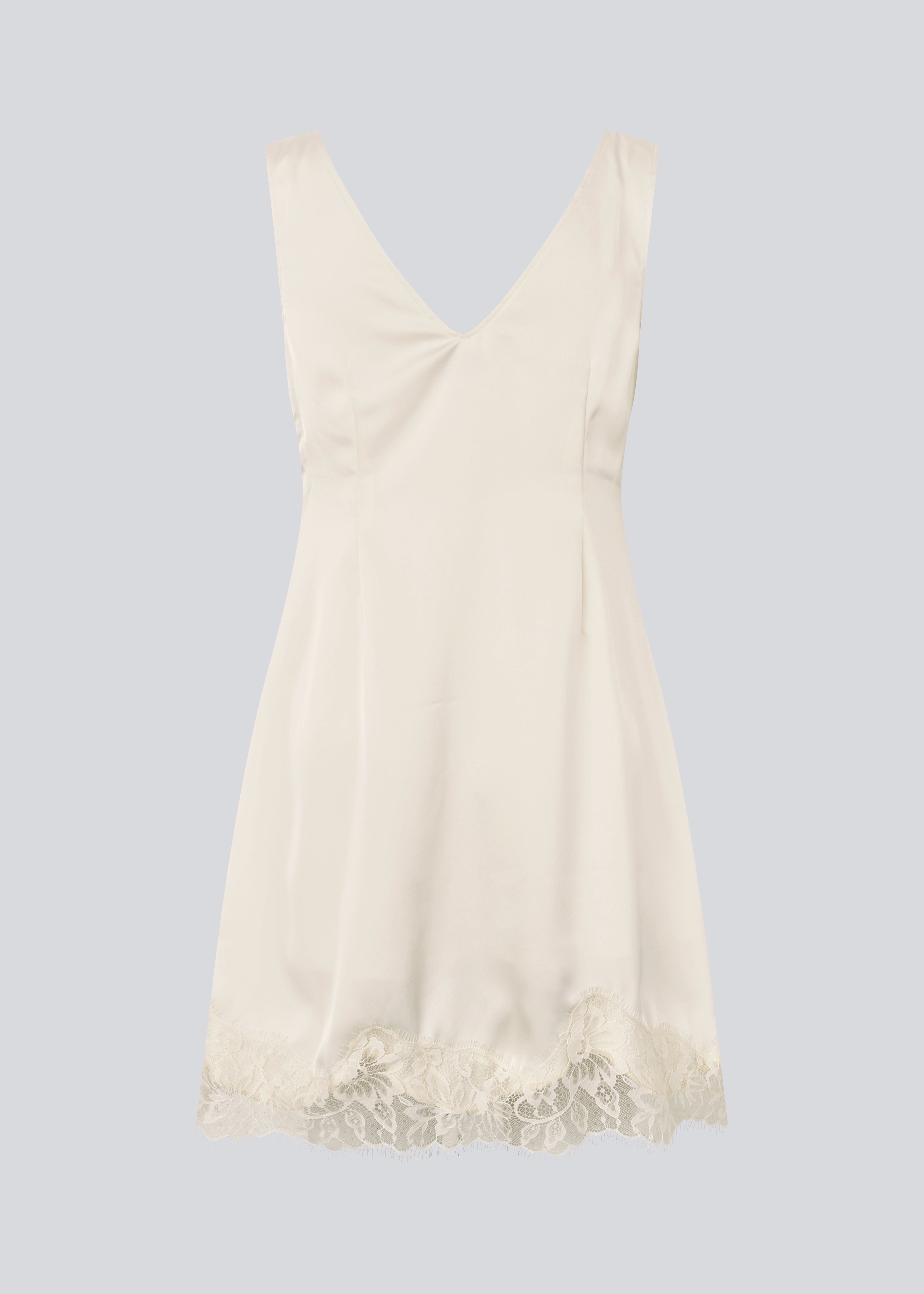 Kort hvid satin kjole med blonde detaljer. Vuemd Dress har brede stropper, krydsdetalje over brystet og en skjult lynlås i siden. En elegant og feminin style, der er perfekt til både hverdag og fest.