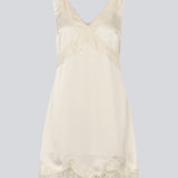 Kort hvid satin kjole med blonde detaljer. Vuemd Dress har brede stropper, krydsdetalje over brystet og en skjult lynlås i siden. En elegant og feminin style, der er perfekt til både hverdag og fest.