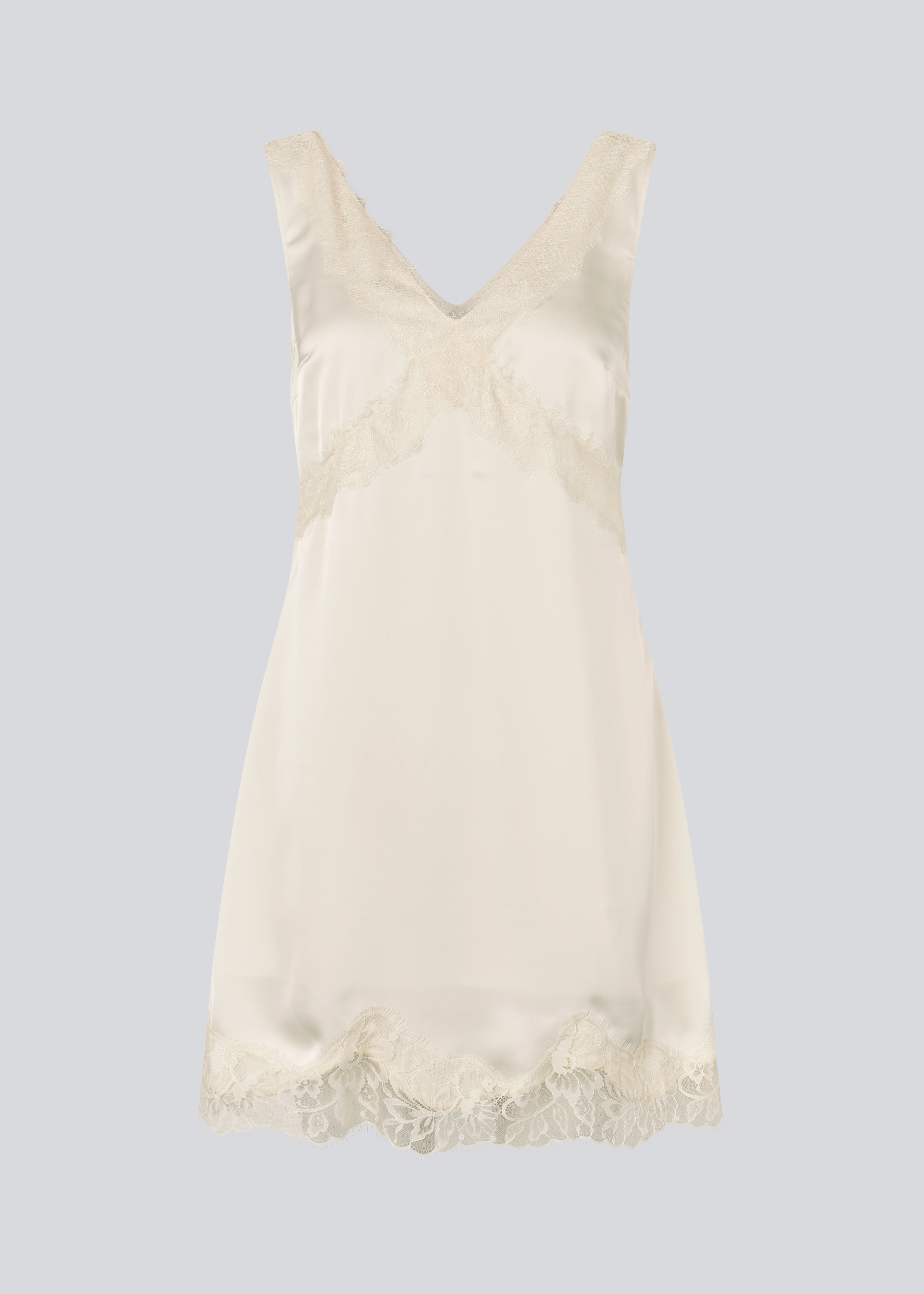 Kort hvid satin kjole med blonde detaljer. Vuemd Dress har brede stropper, krydsdetalje over brystet og en skjult lynlås i siden. En elegant og feminin style, der er perfekt til både hverdag og fest.