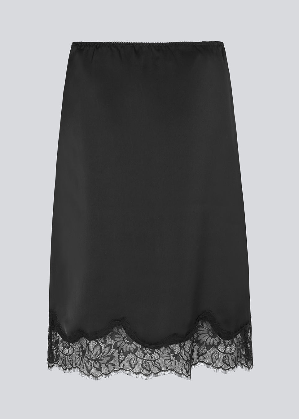Sort satin nederdel med blondedetaljer i bunden. Vuemd skirt er knælang med eleastik i taljen og har en afslappet pasform. Ideel alene eller stylet som en del af en lag-på-lag styling.