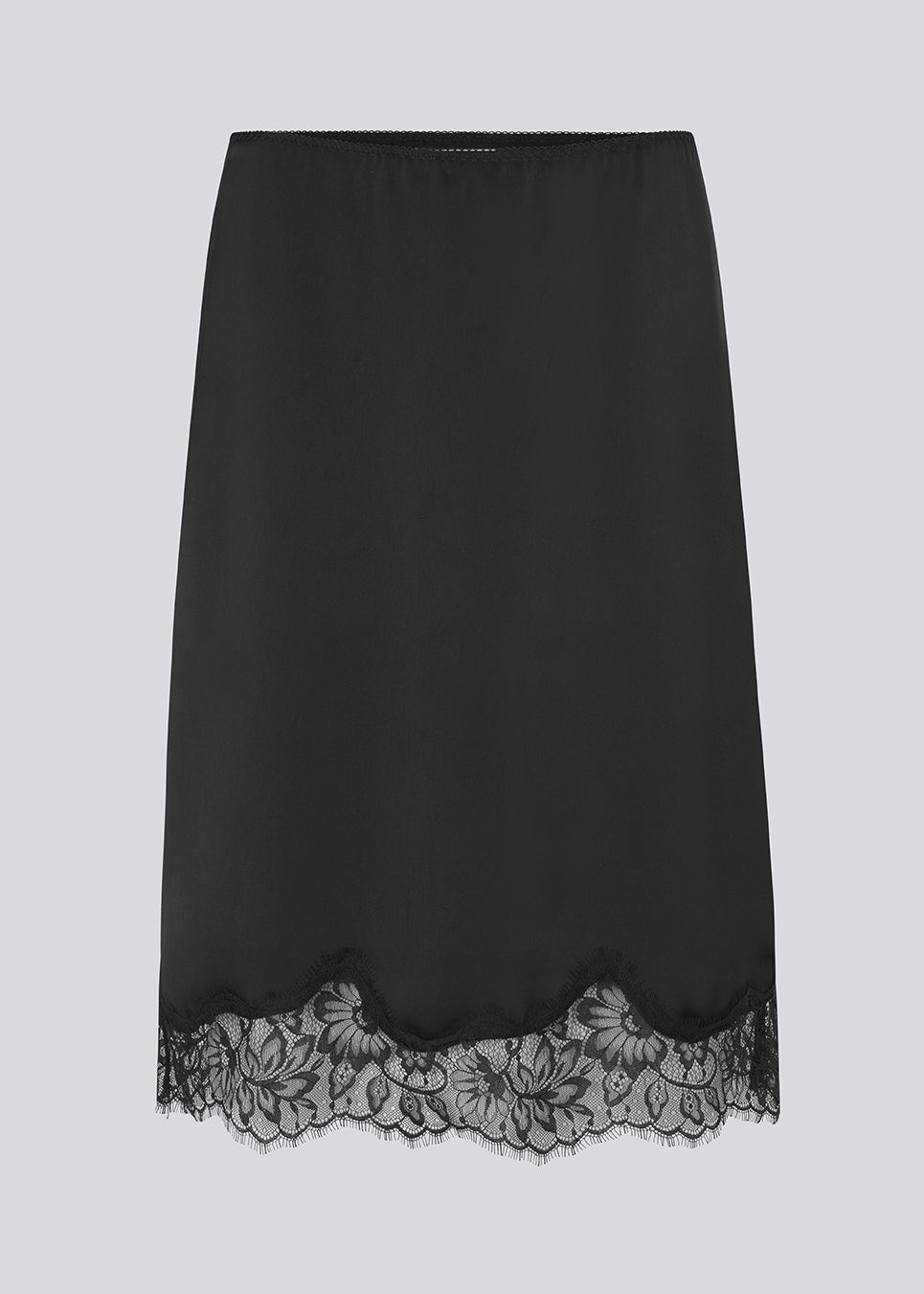 Sort satin nederdel med blondedetaljer i bunden. Vuemd skirt er knælang med eleastik i taljen og har en afslappet pasform. Ideel alene eller stylet som en del af en lag-på-lag styling.
