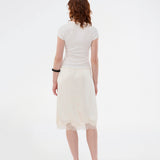 Elegant satinnederdel med blonde­detaljer. Vuemd skirt er en knælængde model med elastisk talje og afslappet pasform. Perfekt alene eller som en del af et lag-på-lag-look for alsidig styling.
