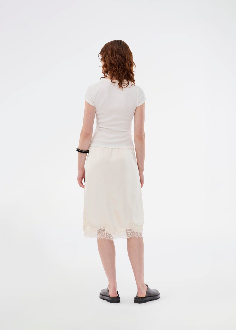 Elegant satinnederdel med blonde­detaljer. Vuemd skirt er en knælængde model med elastisk talje og afslappet pasform. Perfekt alene eller som en del af et lag-på-lag-look for alsidig styling.