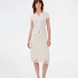 Elegant satinnederdel med blonde­detaljer. Vuemd skirt er en knælængde model med elastisk talje og afslappet pasform. Perfekt alene eller som en del af et lag-på-lag-look for alsidig styling.