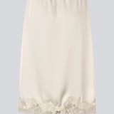 Elegant satinnederdel med blonde­detaljer. Vuemd skirt er en knælængde model med elastisk talje og afslappet pasform. Perfekt alene eller som en del af et lag-på-lag-look for alsidig styling.