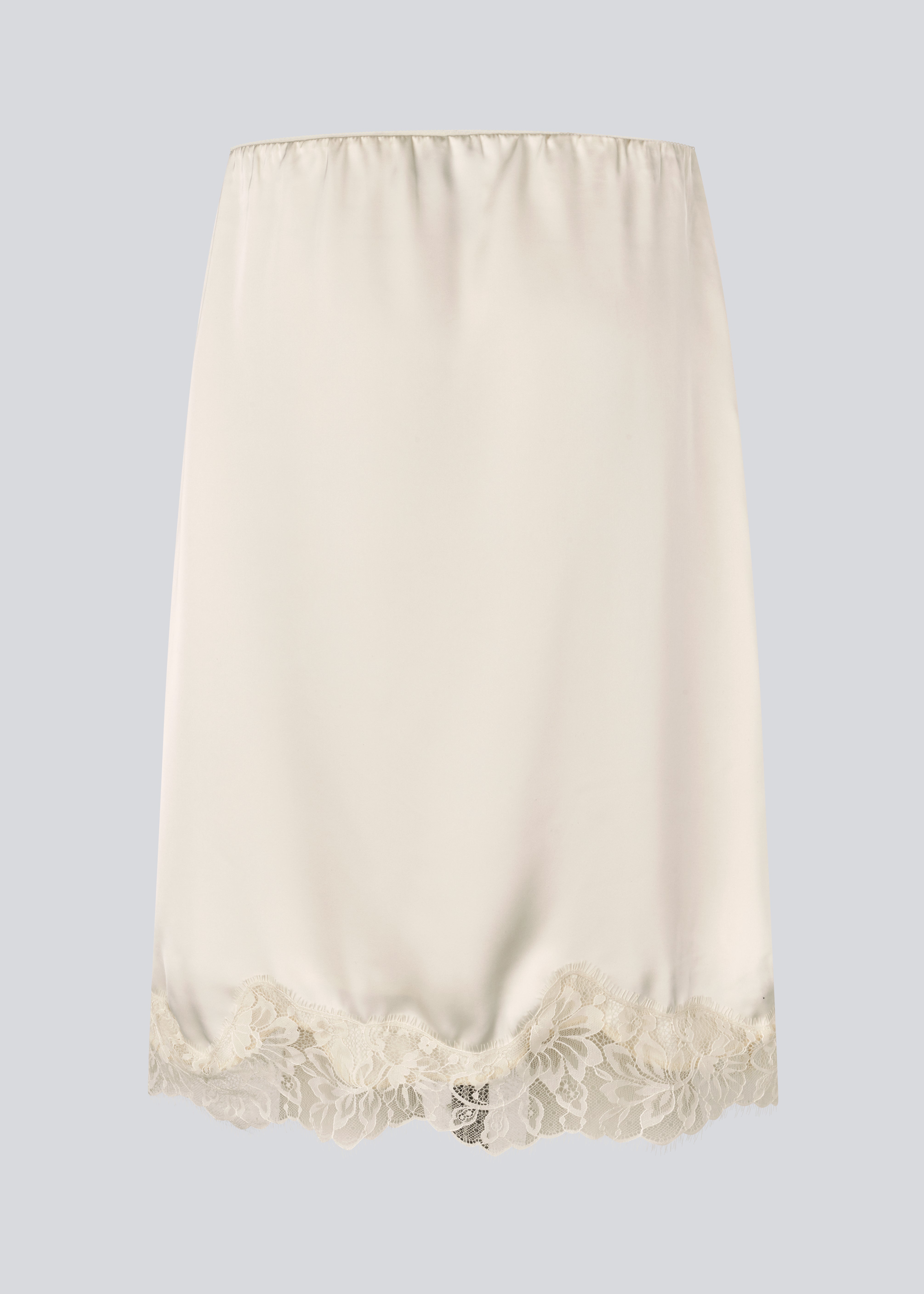 Elegant satinnederdel med blonde­detaljer. Vuemd skirt er en knælængde model med elastisk talje og afslappet pasform. Perfekt alene eller som en del af et lag-på-lag-look for alsidig styling.