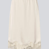 Elegant satinnederdel med blonde­detaljer. Vuemd skirt er en knælængde model med elastisk talje og afslappet pasform. Perfekt alene eller som en del af et lag-på-lag-look for alsidig styling.